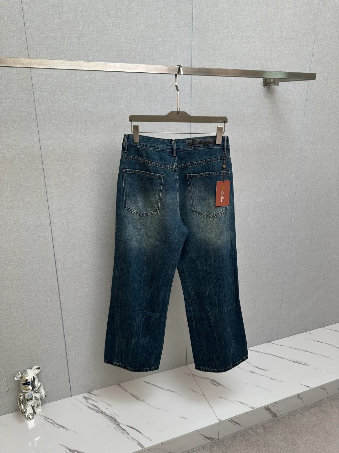 Available at the official website counter at the same time, the Original is a very stylish pair of jeans, with customized original washed denim fabric, unique design, top-notch printing technology letter pattern logo, original hardware accessories decoration, an extremely outstanding pair of jeans, the materials and craftsmanship are extremely luxurious and exquisite, extremely high-grade, handsome and stylish upper body, recommended 👍, Sizes: 29-38